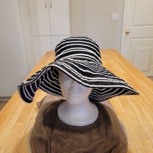 🏖EUC~ Striped Black and White Women's Sun Hat